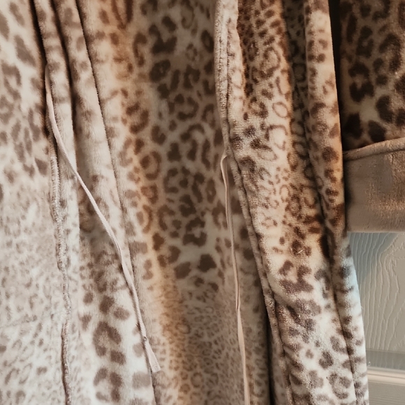 Natori Animal Print Plush Robe - Picture 8 of 8